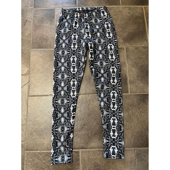 ❌❌SOLD❌❌ Just Cozy leggings faux fur snakeskin print black white size large - Picture 4 of 9